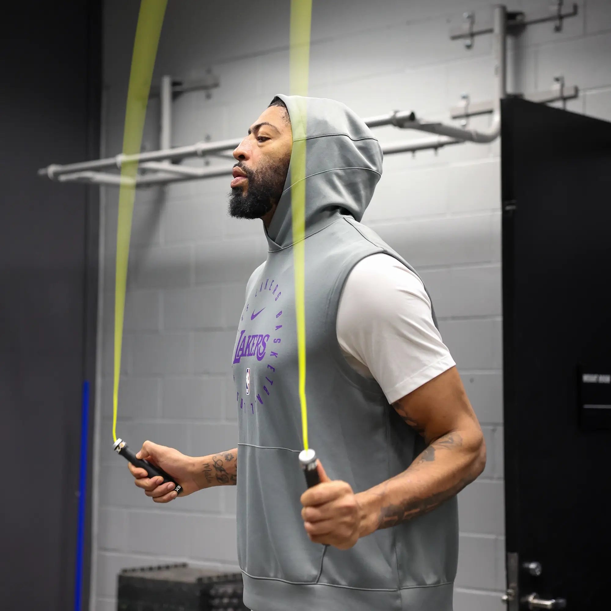 Anthony_Davis_uses_the_RapidFit_Jump_Rope
